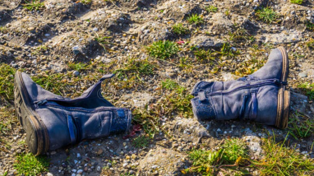 Chaussures bleues perdues au niveau du quartier