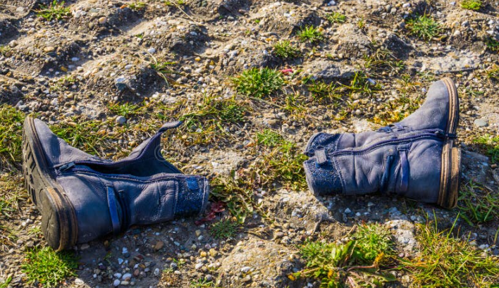 Chaussures bleues perdues au niveau du quartier